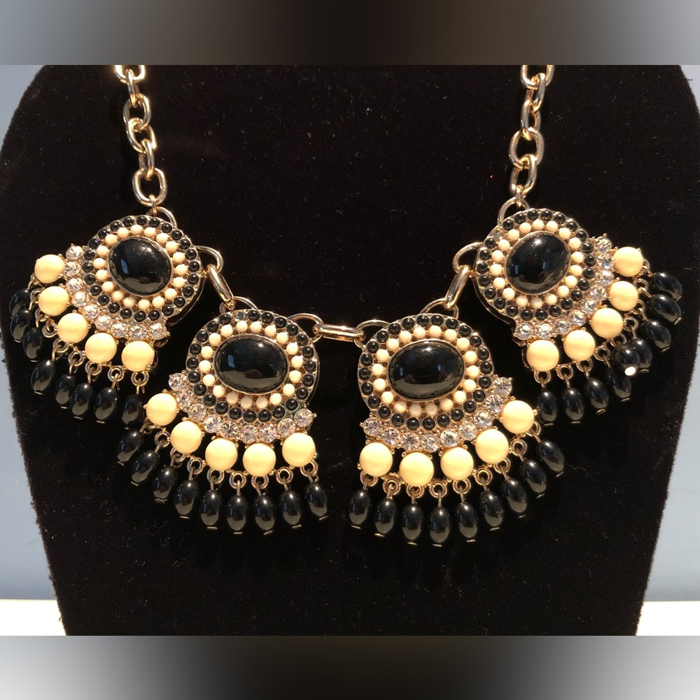 Beautiful necklace NWOT 16in plus 1 1/2 in extender
